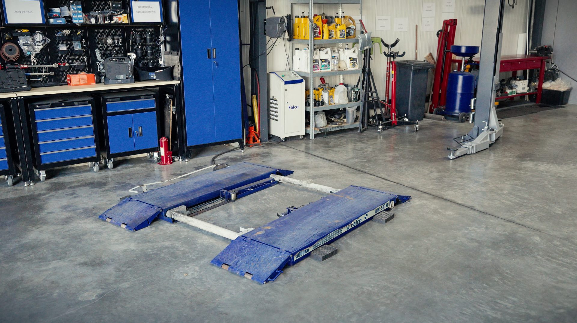 Hefbrug met wagen in diagnose