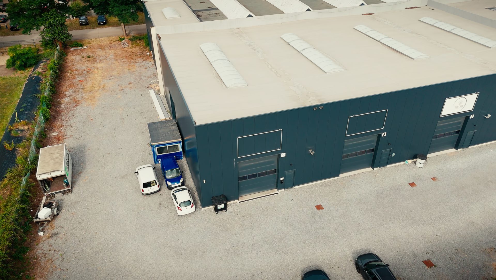 Luchtfoto van de loods en toegang